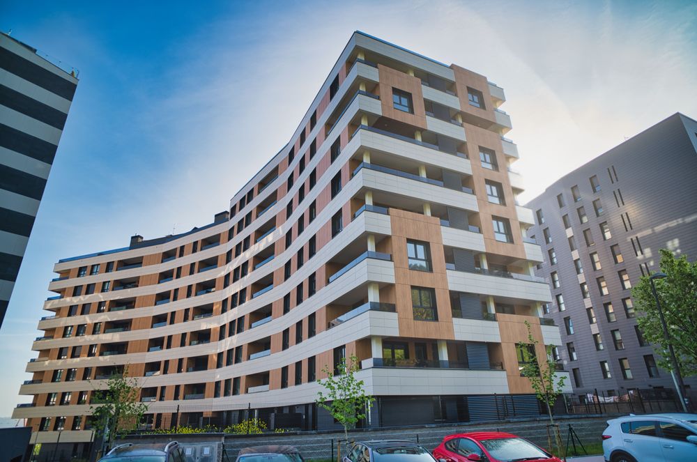 General view of the curved block of the 89 homes in Santurtzi among the neighboring residential buildings